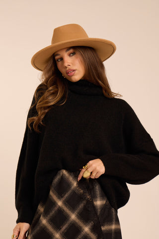 Pullover basic over black