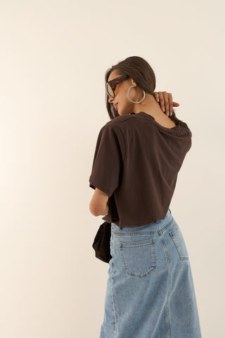 T-SHIRT CON SPALLINA IMBOTTITA MARRONE