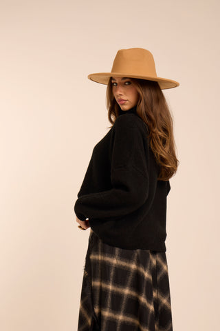 Pullover basic over black