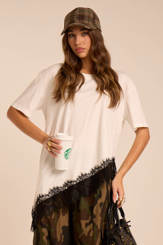 T-shirt asimmetrica con pizzo