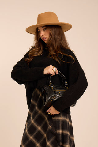 Pullover basic over black