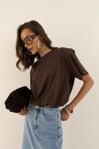 T-SHIRT CON SPALLINA IMBOTTITA MARRONE