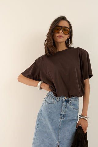 T-SHIRT CON SPALLINA IMBOTTITA MARRONE